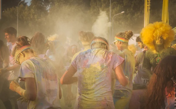 Duizenden mensen deelnemen aan de kleur uitgevoerd 2014 in Milaan, Italië — Stockfoto