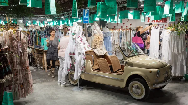 Mensen een bezoek aan homi, huis internationale show in Milaan, Italië — Stockfoto