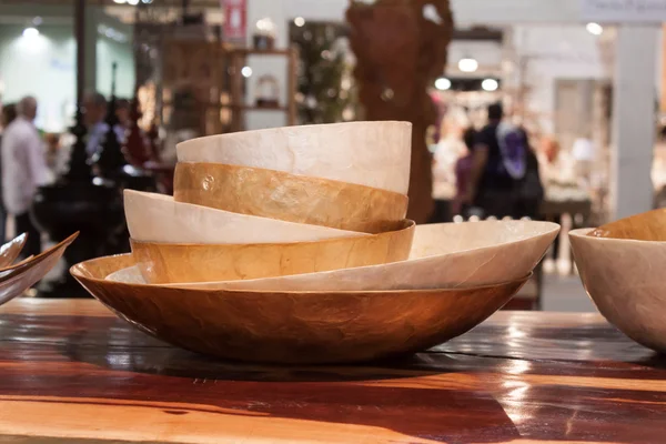 Platos de madera en exhibición en HOMI, home international show en Milán, Italia —  Fotos de Stock