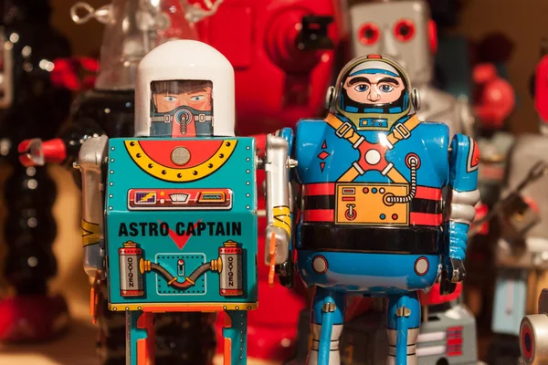 Vintage blikken robots op display op homi, huis internationale show in Milaan, Italië — Stockfoto