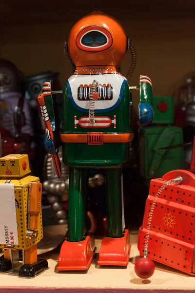 Robots de hojalata vintage en exhibición en HOMI, feria internacional en Milán, Italia — Foto de Stock