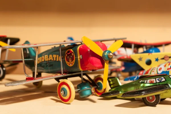 Juguetes de hojalata vintage en exhibición en HOMI, feria internacional en Milán, Italia — Foto de Stock