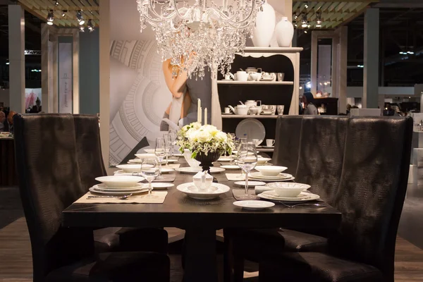Elegantní stůl na displej v homi, domácí mezinárodní výstavě v Miláně, Itálie — Stock fotografie