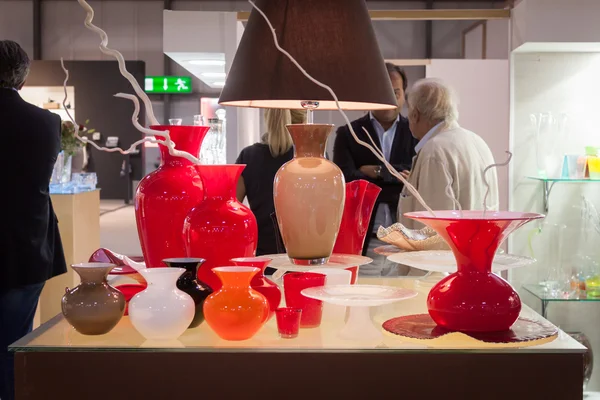 Jarrones de vidrio en exhibición en HOMI, exposición internacional en Milán, Italia — Foto de Stock