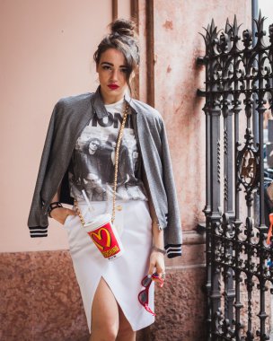 milan kadın moda haftası 2014 için bina dış byblos moda kılığında kadın gösterir