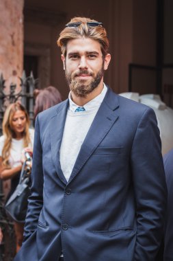 milan kadın moda haftası 2014 için bina dış byblos moda poz adam gösterir