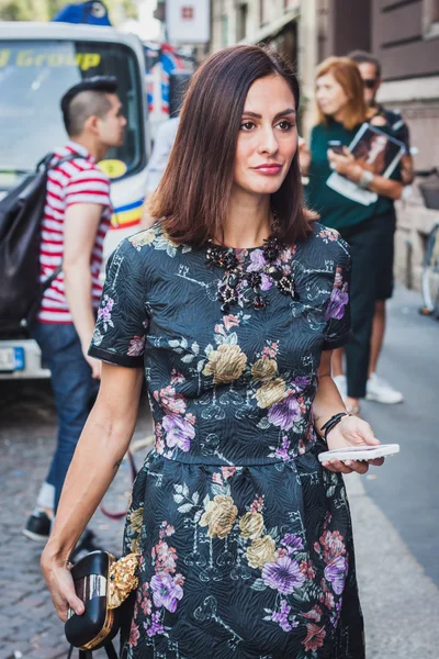 Frau posiert vor byblos Modenschauen Gebäude für Mailänder Frauenmodewoche 2014 — Stockfoto