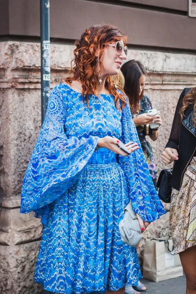 Mujer posando fuera del edificio de desfiles de moda Byblos para la Semana de la Moda Femenina de Milán 2014 —  Fotos de Stock