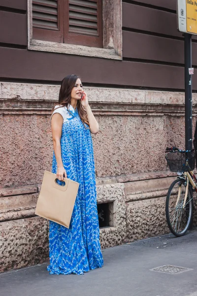 Femme posant à l'extérieur Byblos défilés de mode bâtiment pour Milan Women's Fashion Week 2014 — Photo