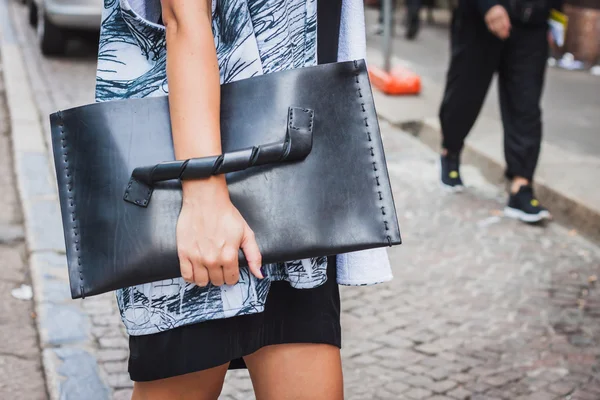 Detalle de una bolsa fuera del edificio de desfiles de moda Byblos para la Semana de la Moda Femenina de Milán 2014 — Foto de Stock