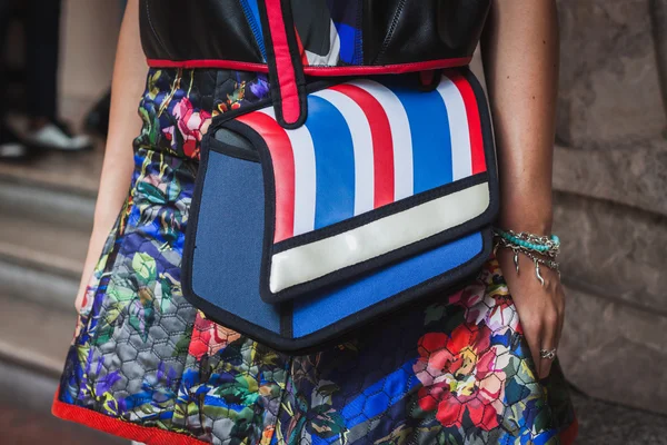Detalhe de um saco fora Byblos desfiles de moda edifício para Milan Women 's Fashion Week 2014 — Fotografia de Stock