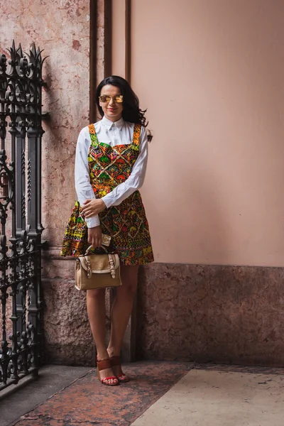 Frau posiert vor byblos Modenschauen Gebäude für Mailänder Frauenmodewoche 2014 — Stockfoto