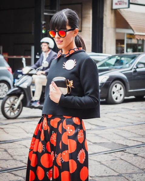 Женщина позирует перед зданием модных показов Byblos для Недели моды в Милане 2014 — стоковое фото