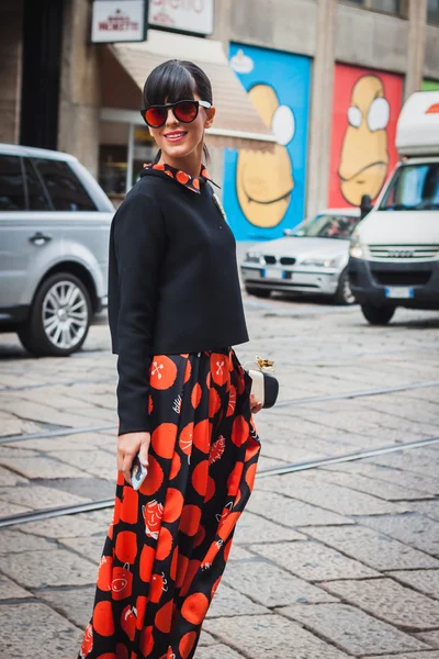 Kvinna poserar utanför byblos mode visar byggnaden för milan women's fashion week 2014 — Stockfoto