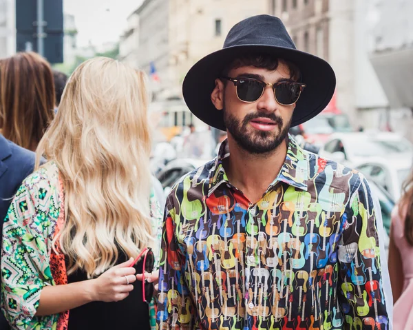 Mannen utanför byblos modevisningar byggnad för milan women's fashion week 2014 — Stockfoto