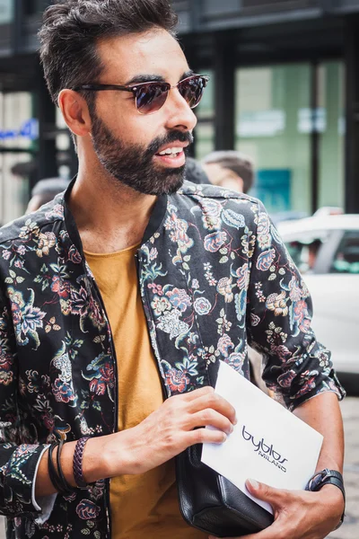 Muž mimo byblos módní přehlídky pro týden módy Miláně žen 2014 — Stock fotografie