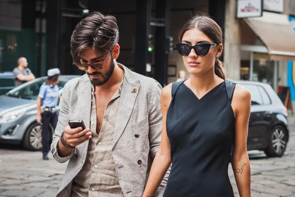 Casal fora Byblos desfiles de moda edifício para Milan Women 's Fashion Week 2014 — Fotografia de Stock