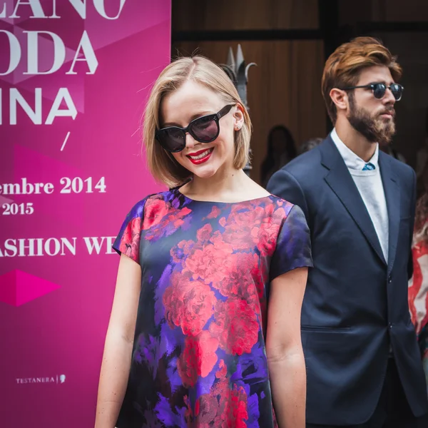 Woman posing outside Byblos fashion shows building for Milan Women's Fashion Week 2014 — Stock Photo, Image