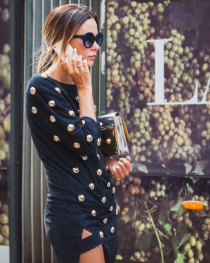 milan kadın moda haftası 2014 için bina dış gucci moda kılığında kadın gösterir