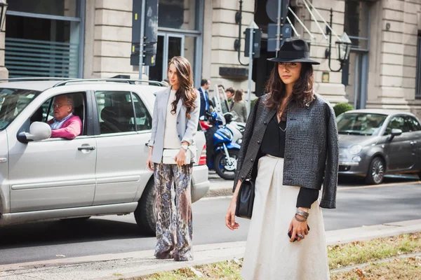 Vrouw poseren buiten gucci mode toont gebouw voor vrouwen Milaan modeweek 2014 — Stockfoto