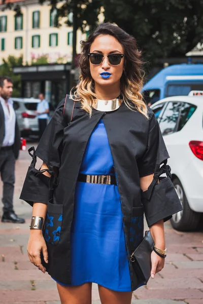 Женщина позирует перед зданием Gucci fashion shows building for Milan Women 's Fashion Week 2014 — стоковое фото