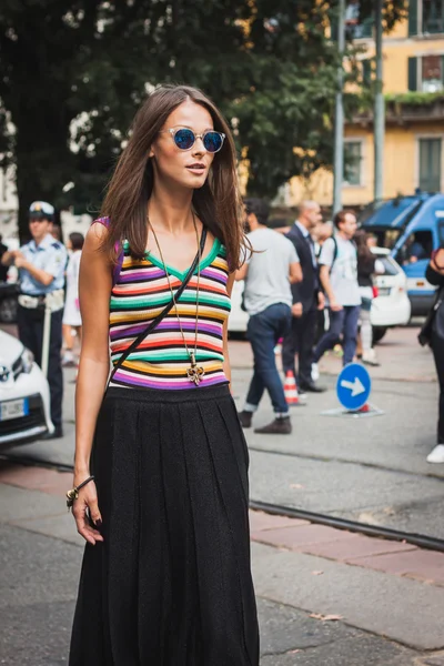 Femme posant devant le bâtiment des défilés de mode Gucci pour la Semaine de la mode des femmes de Milan 2014 — Photo