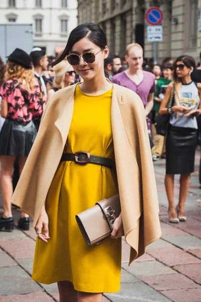 Frau posiert vor dem Gebäude der Gucci-Modenschauen zur Mailänder Frauenmodewoche 2014 — Stockfoto