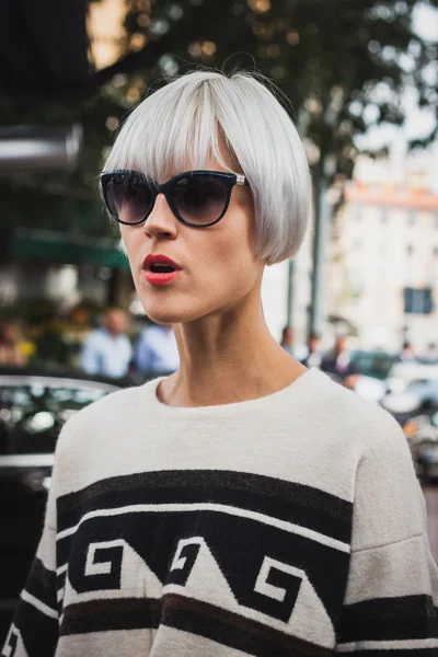 Donna in posa fuori dalle sfilate Gucci building per la Milano Women's Fashion Week 2014 — Foto Stock