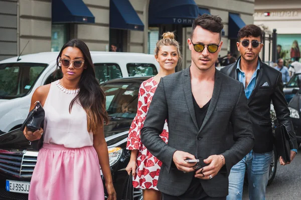 People outside Gucci fashion shows building for Milan Women's Fashion Week 2014 — Stock Photo, Image