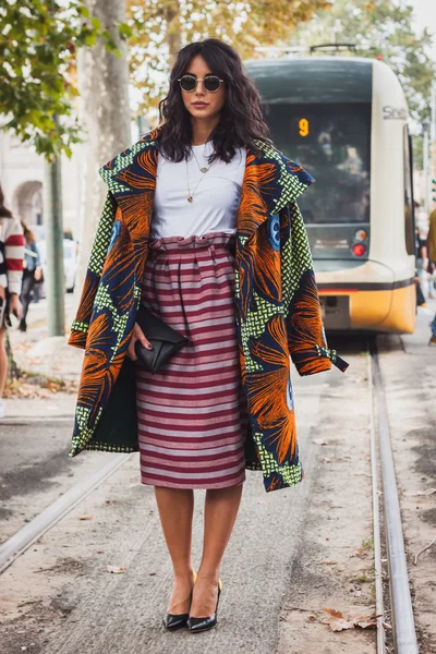 Kobieta pozowanie poza mody gucci przedstawia budynek na tydzień mody w Mediolanie kobiet 2014 — Zdjęcie stockowe