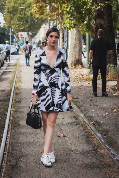 Mulher posando fora de Gucci desfiles de moda edifício para Milan Women 's Fashion Week 2014 — Fotografia de Stock