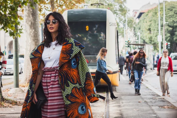 Kvinna poserar utanför gucci mode visar byggnaden för milan women's fashion week 2014 — Stockfoto