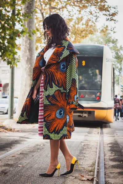 Femme posant devant le bâtiment des défilés de mode Gucci pour la Semaine de la mode des femmes de Milan 2014 — Photo