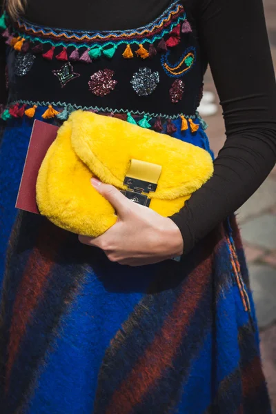 Detail of bag outside Gucci fashion shows building for Milan Women's Fashion Week 2014 — Stock Photo, Image