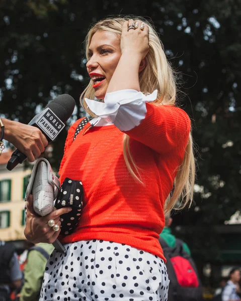 Vrouw poseren buiten gucci mode toont gebouw voor vrouwen Milaan modeweek 2014 — Stockfoto