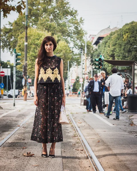 女性が外のグッチのファッションのポーズはミラノの女性のファッション ・ ウィーク 2014年のための建物を示しています — ストック写真