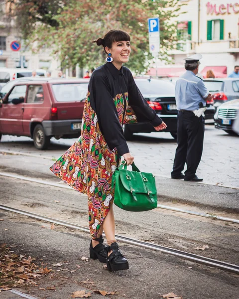Femme posant devant le bâtiment des défilés de mode Gucci pour la Semaine de la mode des femmes de Milan 2014 — Photo