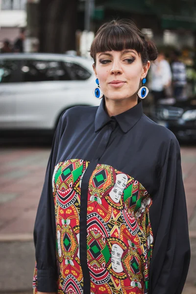 Mujer posando fuera del edificio de desfiles de moda Gucci para la Semana de la Moda Femenina de Milán 2014 — Foto de Stock