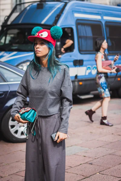 Woman posing outside Gucci fashion shows building for Milan Women's Fashion Week 2014 — Stock Photo, Image