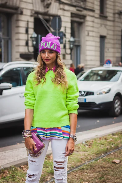 Женщина позирует перед зданием Gucci fashion shows building for Milan Women 's Fashion Week 2014 — стоковое фото