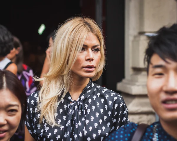 Vrouw buiten gucci mode toont gebouw voor vrouwen Milaan modeweek 2014 — Stockfoto