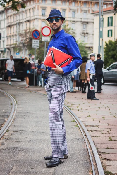 Man die zich voordeed buiten gucci mode toont gebouw voor vrouwen Milaan modeweek 2014 — Stockfoto