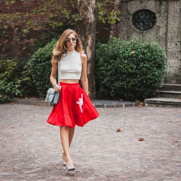 Mulher posando fora de Gucci desfiles de moda edifício para Milan Women 's Fashion Week 2014 — Fotografia de Stock