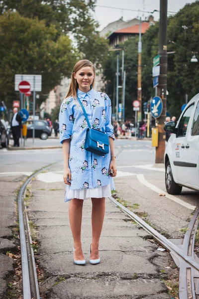 Mujer posando fuera del edificio de desfiles de moda Gucci para la Semana de la Moda Femenina de Milán 2014 —  Fotos de Stock