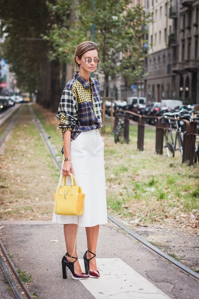 Kvinna poserar utanför gucci mode visar byggnaden för milan women's fashion week 2014 — Stockfoto