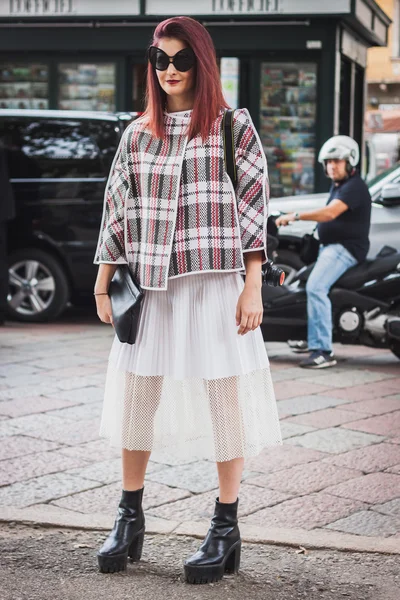 Woman posing outside Gucci fashion shows building for Milan Women's Fashion Week 2014 — Stock Photo, Image
