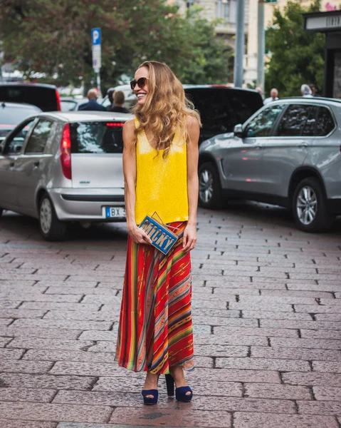 Mujer posando fuera del edificio de desfiles de moda Gucci para la Semana de la Moda Femenina de Milán 2014 —  Fotos de Stock