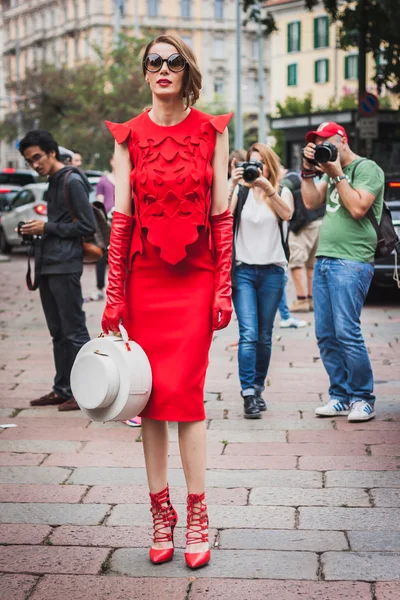 Mujer posando fuera del edificio de desfiles de moda Gucci para la Semana de la Moda Femenina de Milán 2014 —  Fotos de Stock