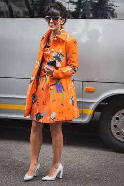 kadın armani fashion dışında bina milan kadın moda haftası 2014 için gösterir