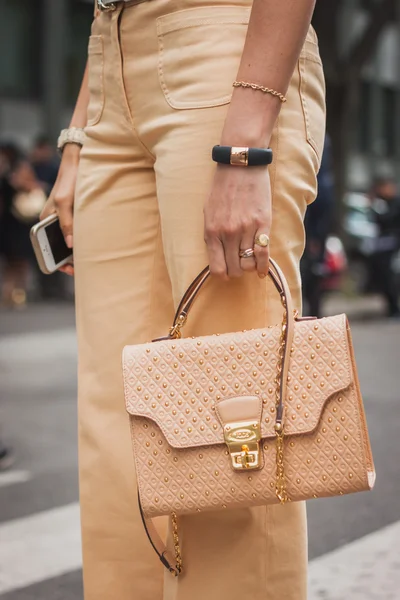 Szczegół torba poza mody armani przedstawia budynek na tydzień mody w Mediolanie kobiet 2014 — Zdjęcie stockowe